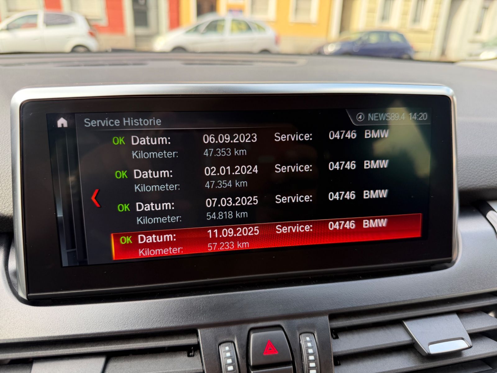 Fahrzeugabbildung BMW 220i Active Tourer NAVI AUTOMATIK LED 2-HAND