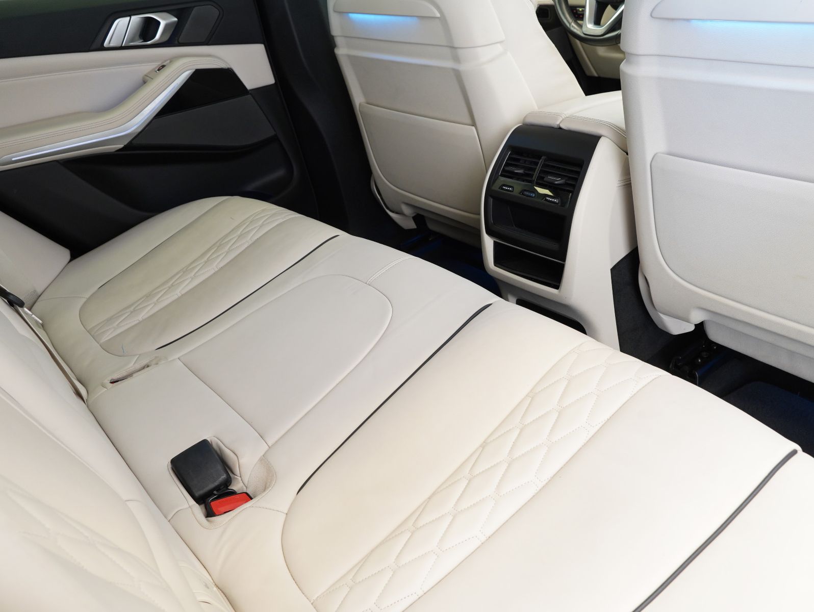 Fahrzeugabbildung BMW X5 xDrive 45 e INDIVIDUAL/MERINO/GESTIK/360°/AHK