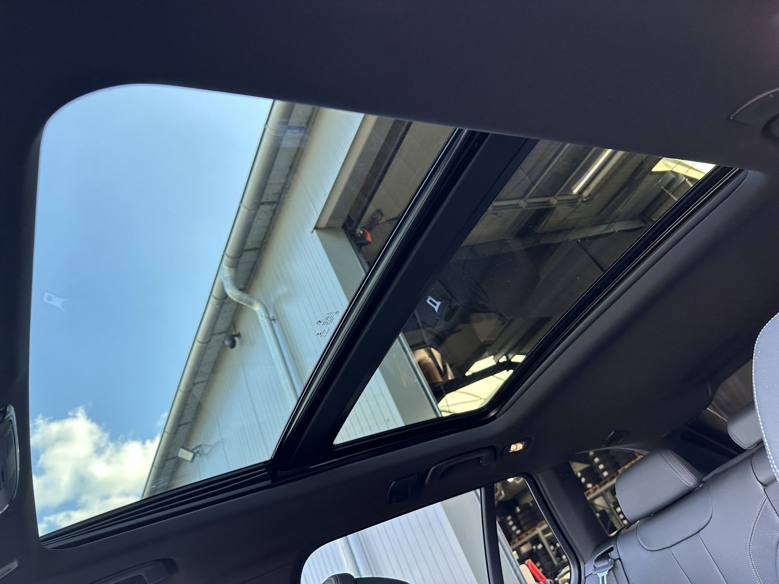 Fahrzeugabbildung BMW 520d Touring M-Sport NAV+LASER+AHK+PANO+HUD+20ZO