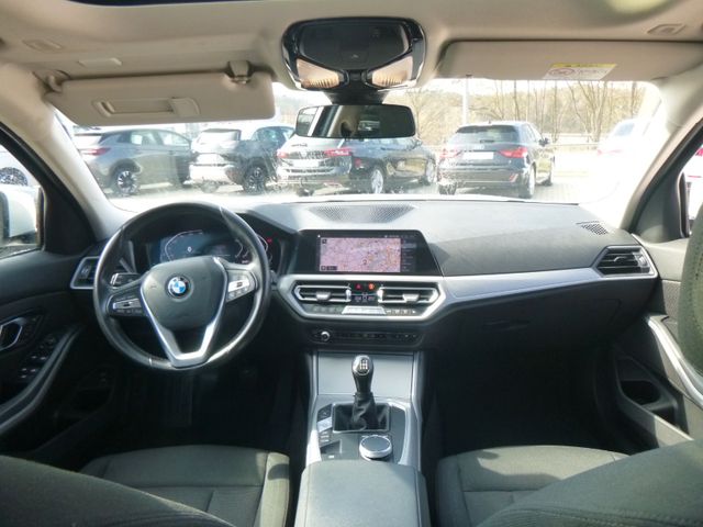 Fahrzeugabbildung BMW 320d Touring >HeadUp/AHK/LED/PANO/PDC/SHZ<