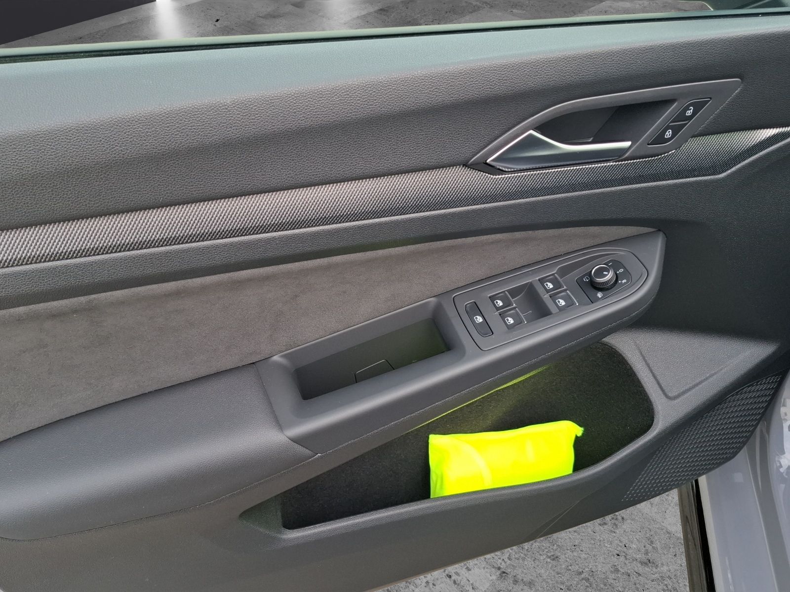 Fahrzeugabbildung Volkswagen Golf VIII Variant TSI R-Line LED Navi AID HUD AC
