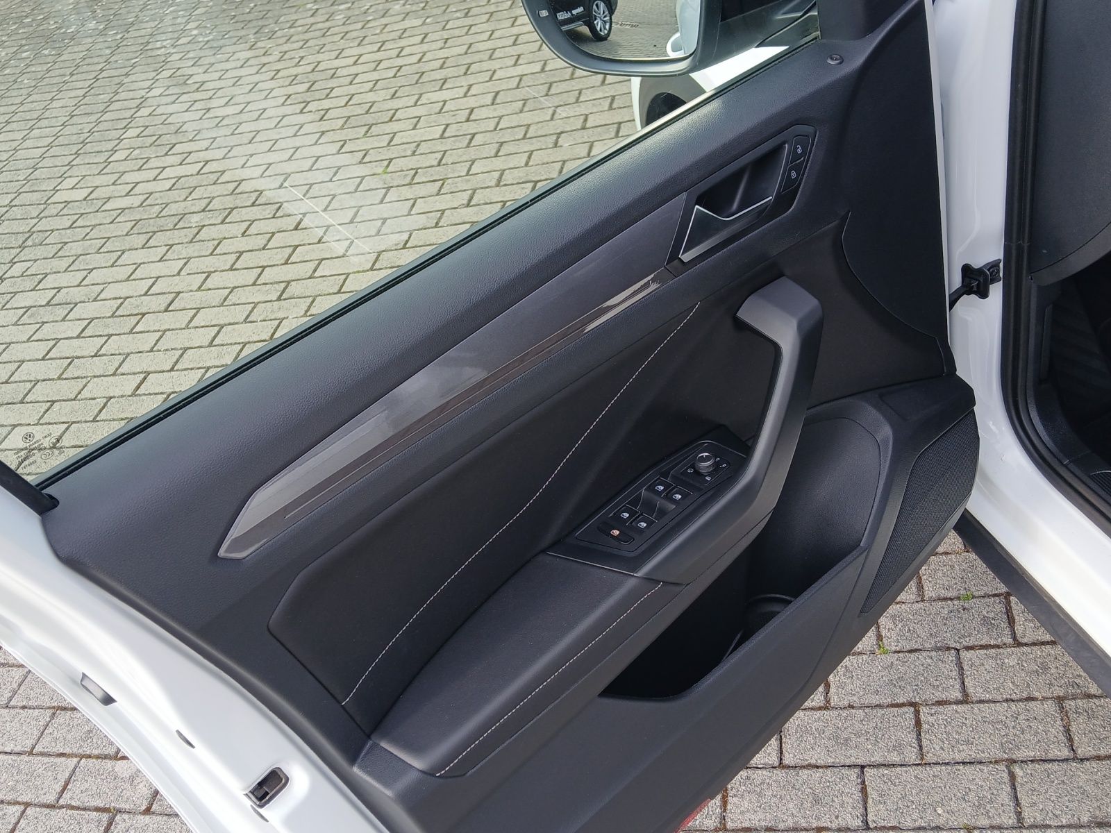 Fahrzeugabbildung Volkswagen T-Roc TDI StyleAHK AID ACC RFK SH LM
