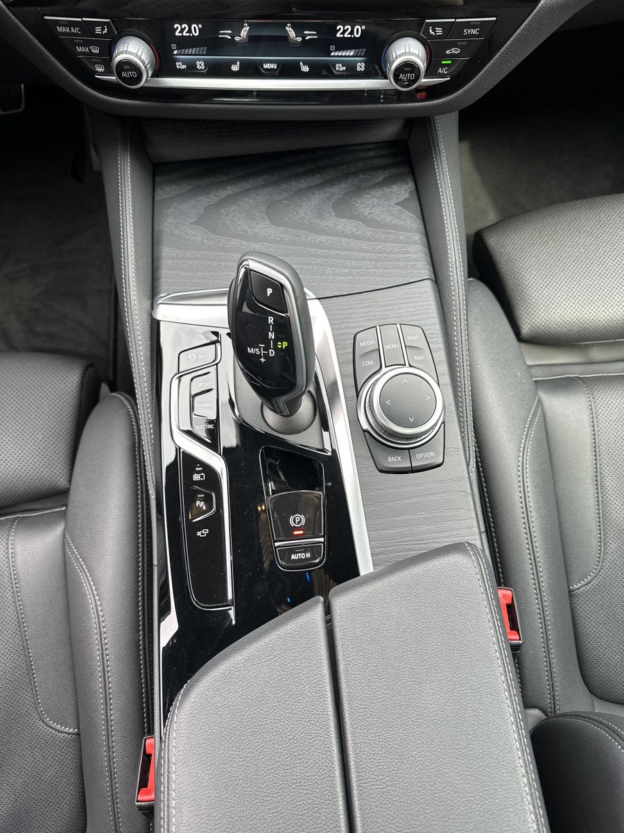 Fahrzeugabbildung BMW 530e Touring xDrive M-Sport NAV+LED+KAM+CARPLAY
