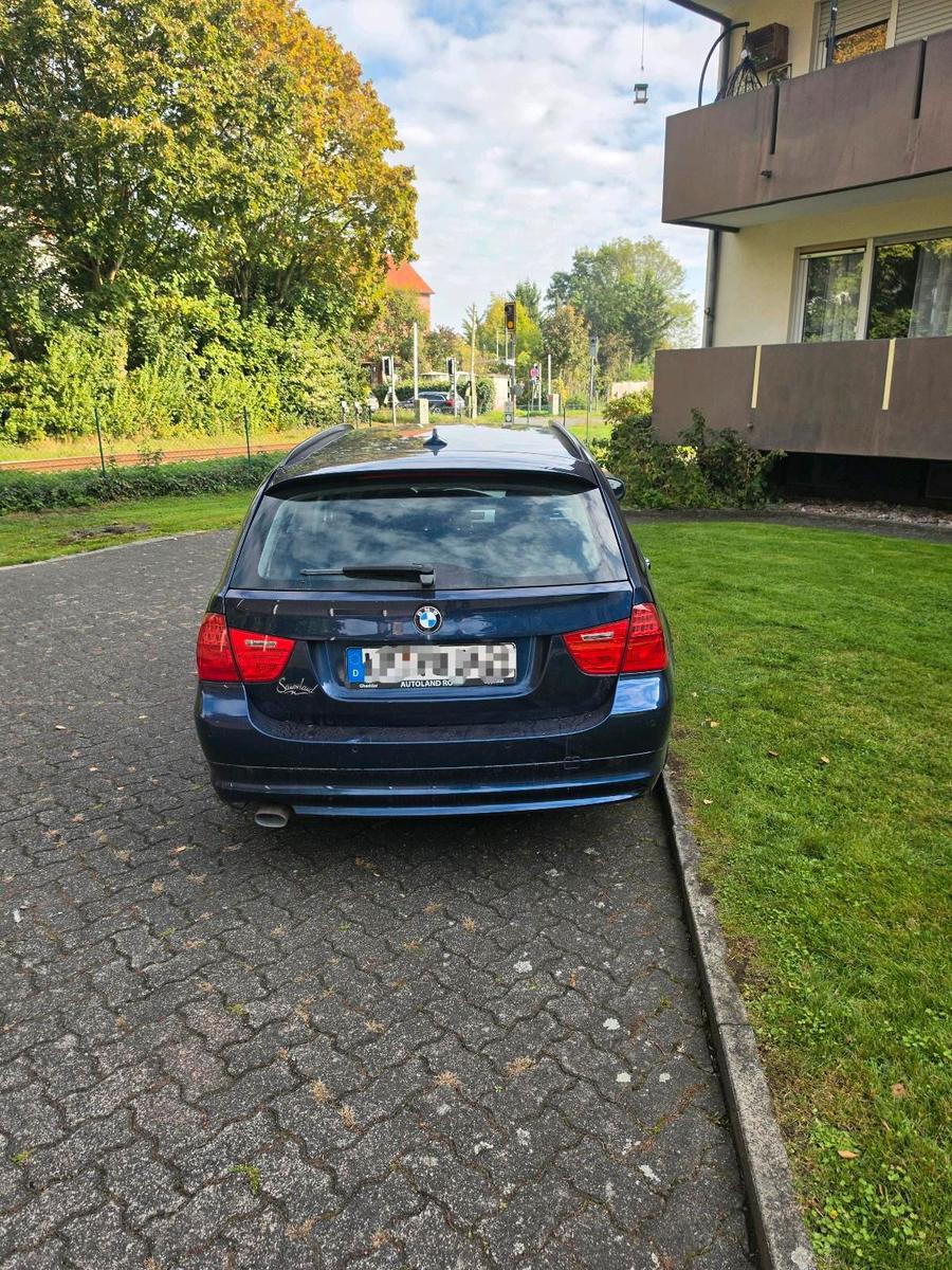 BMW 318 2011 — rear view