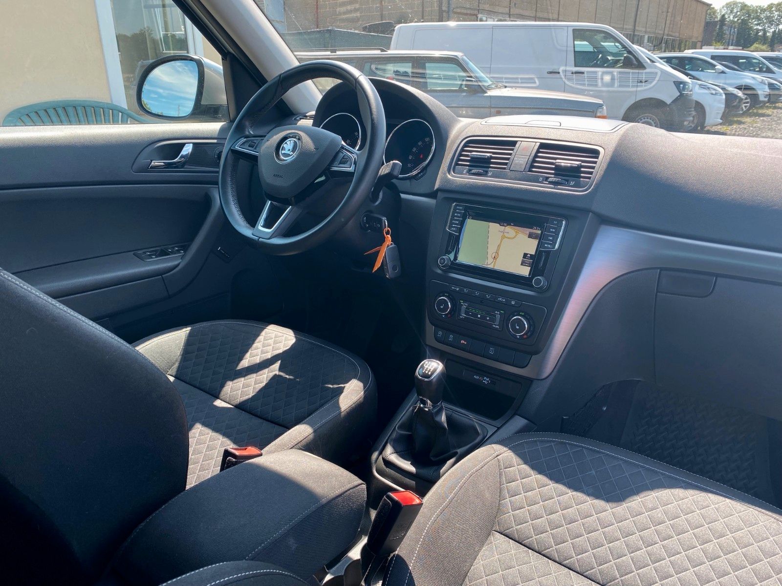 Fahrzeugabbildung SKODA Yeti 1.4 TSI Drive Navi Klima Xenon Temp PDC SHZ