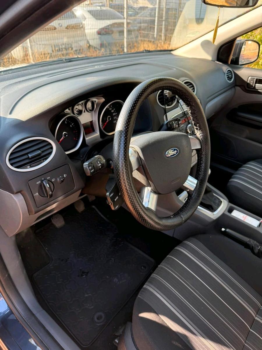 Ford Focus 2010 — photo 11