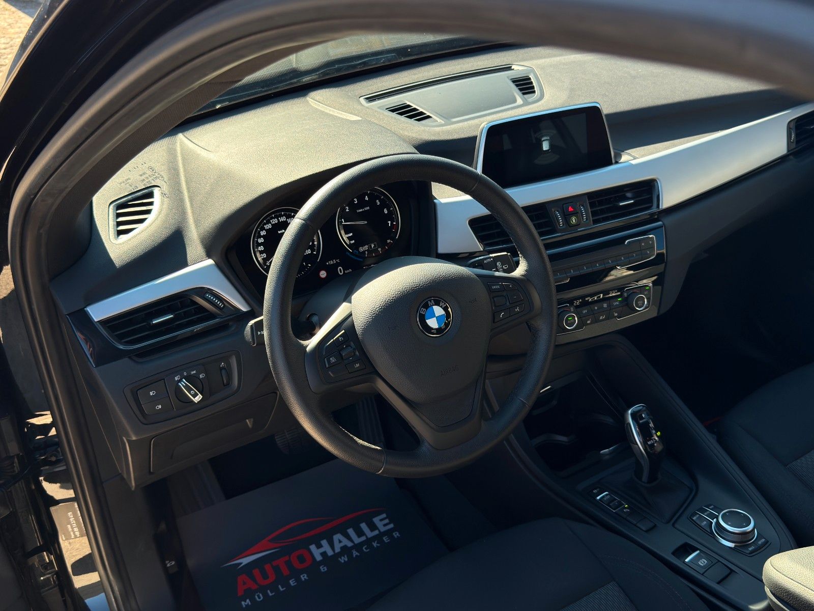 Fahrzeugabbildung BMW X1 sDrive20i Advantage Tempomat AHK PDC SHZ LED