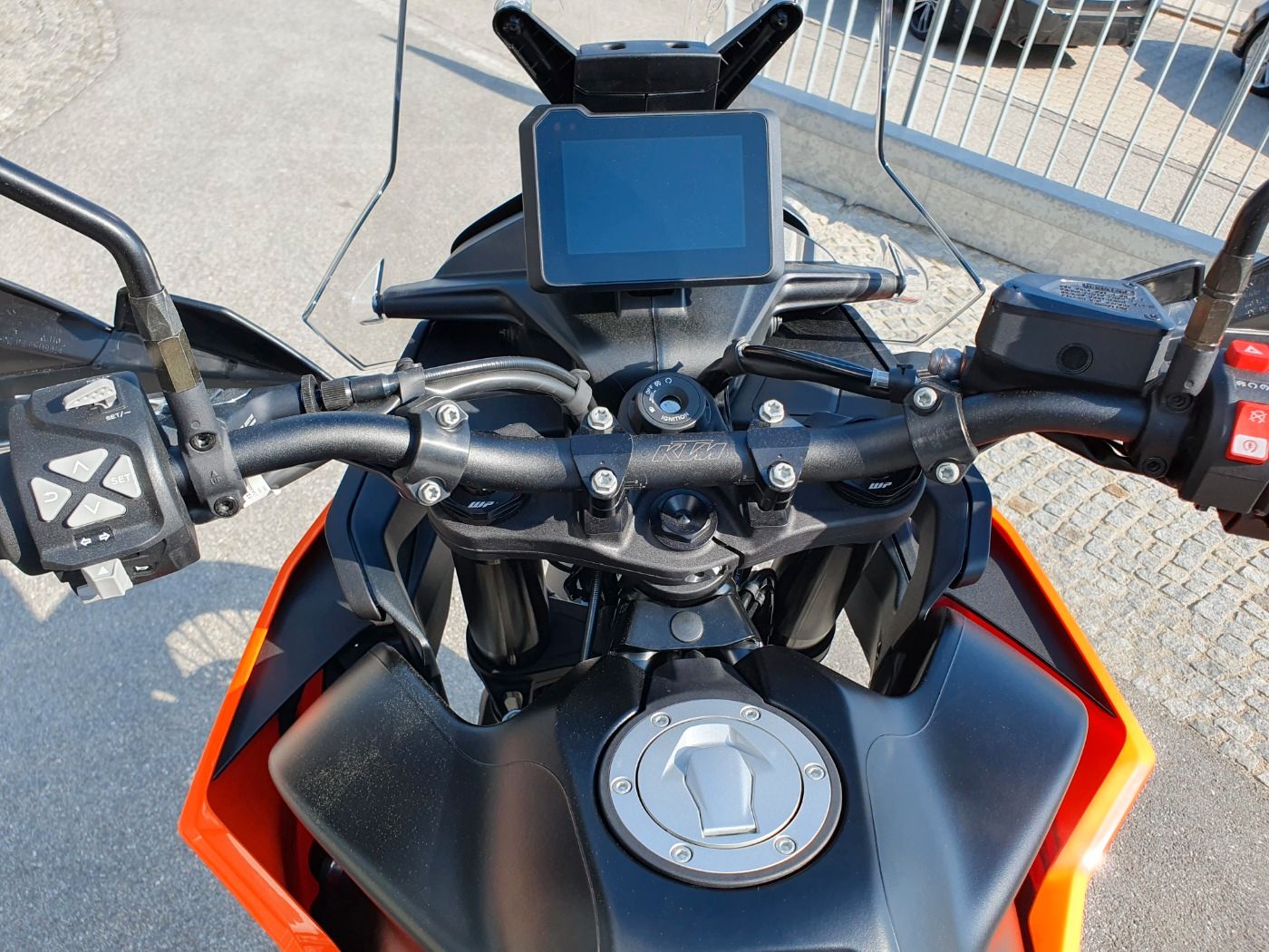 Fahrzeugabbildung KTM 890 Adventure 2024 beide Farben lagernd