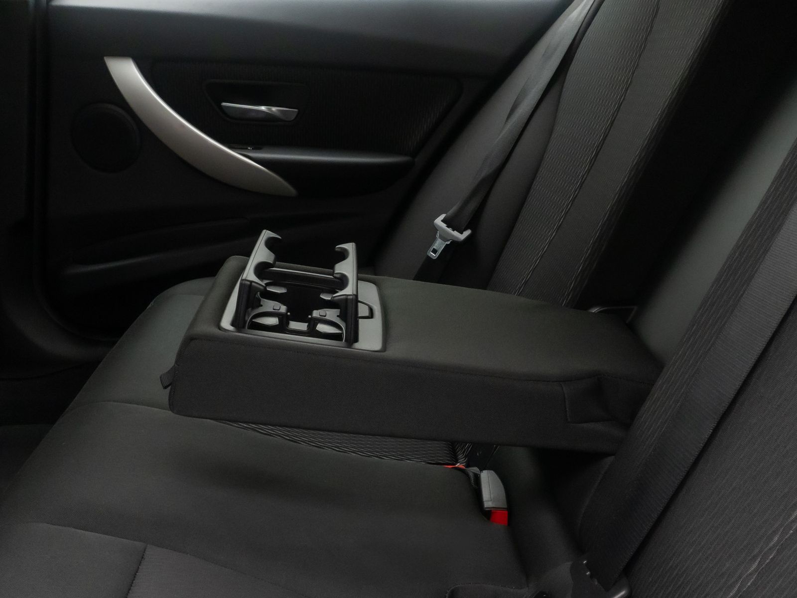 Fahrzeugabbildung BMW 318d GeschwindigReg AHK PDC Lordos NaviBusiness