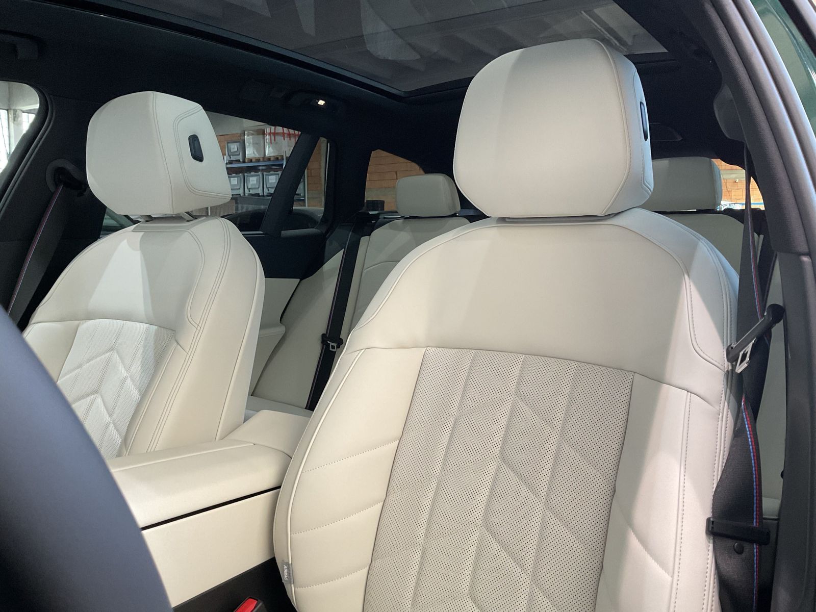Fahrzeugabbildung BMW 550e xDrive Individuallackierung, 21" Räder, Sit