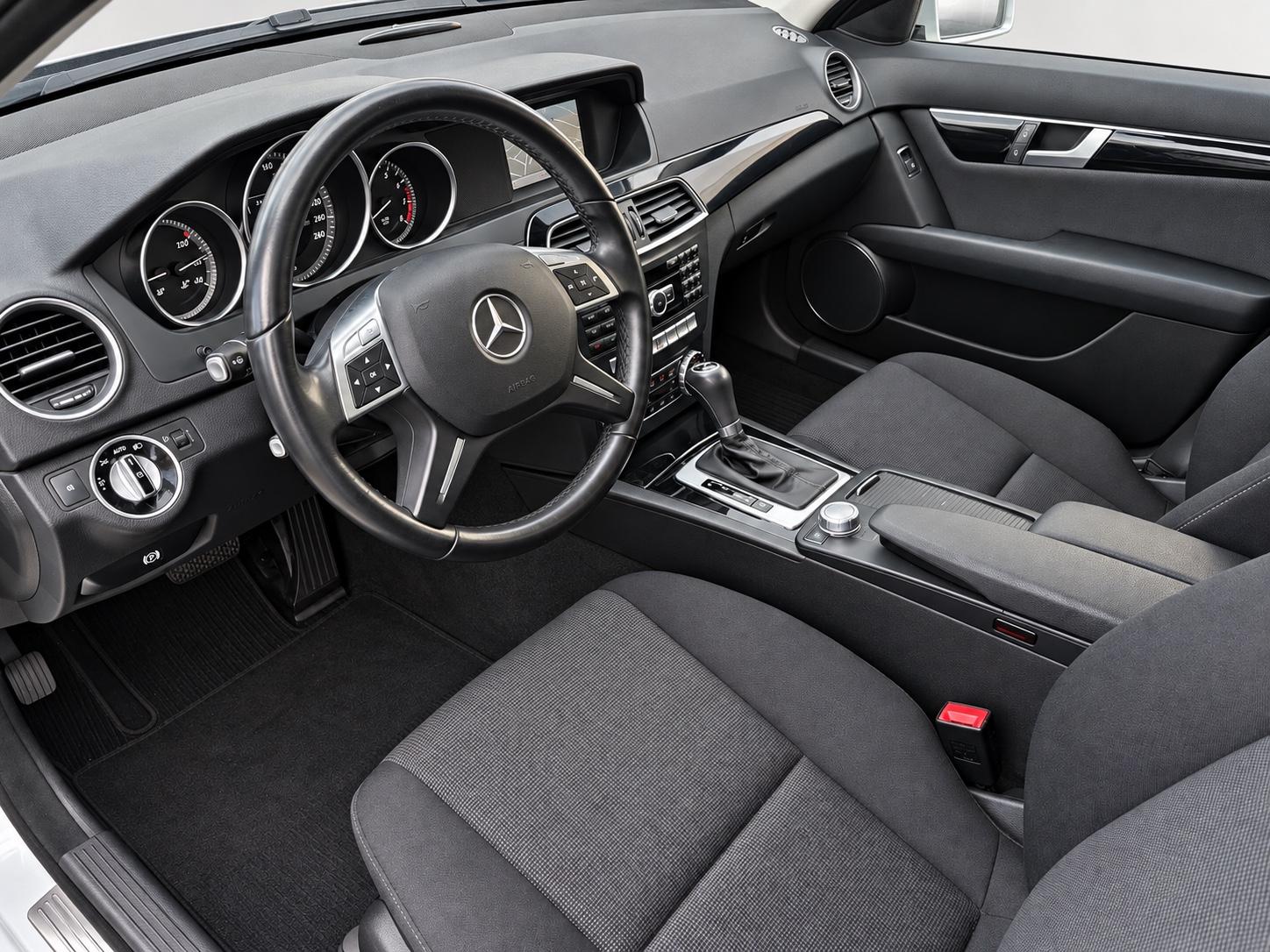 Mercedes-Benz C 180 CGI - AHK | NAVI | PTS | SHZ