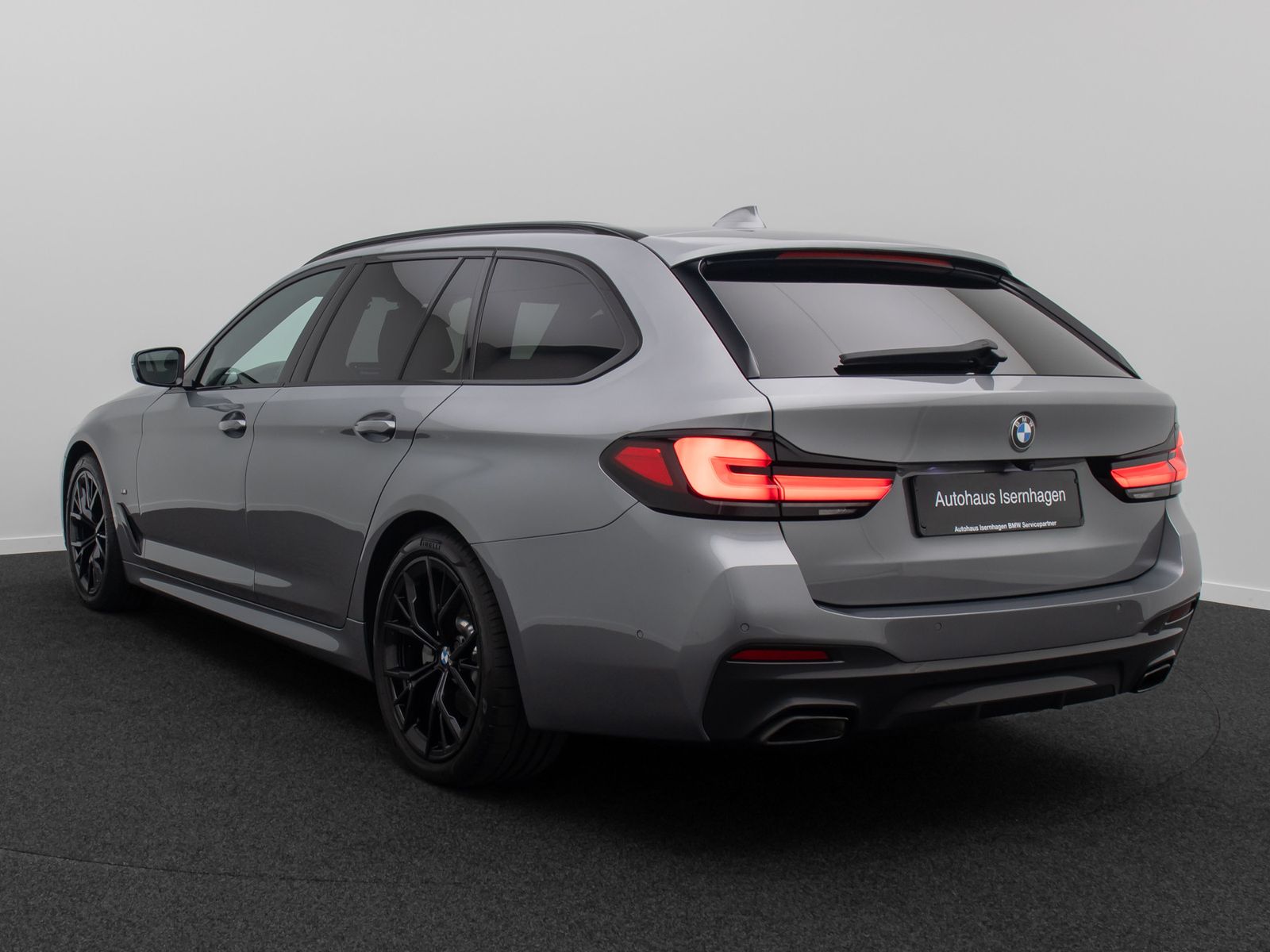 Fahrzeugabbildung BMW 520d xD M Sport HUD DAB Alarm H/K Kamera AHK 19"