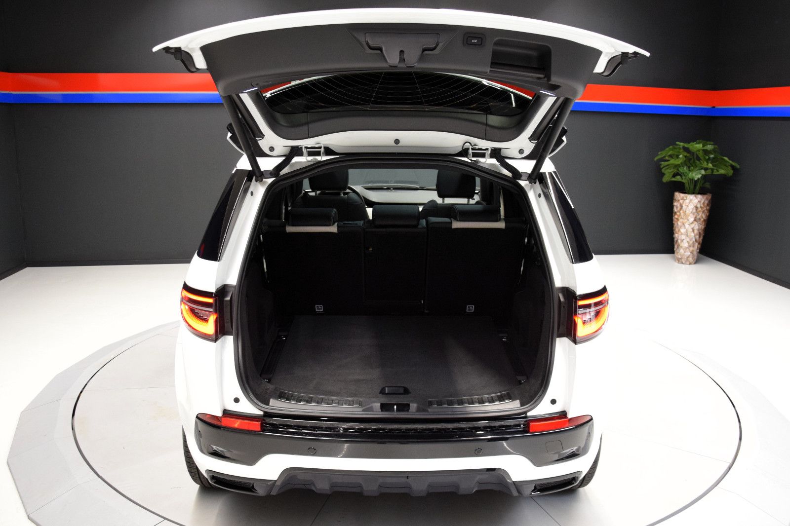 Fahrzeugabbildung Land Rover Discovery Sport R-Dynamic D 200 AWD Pano 360°AHK