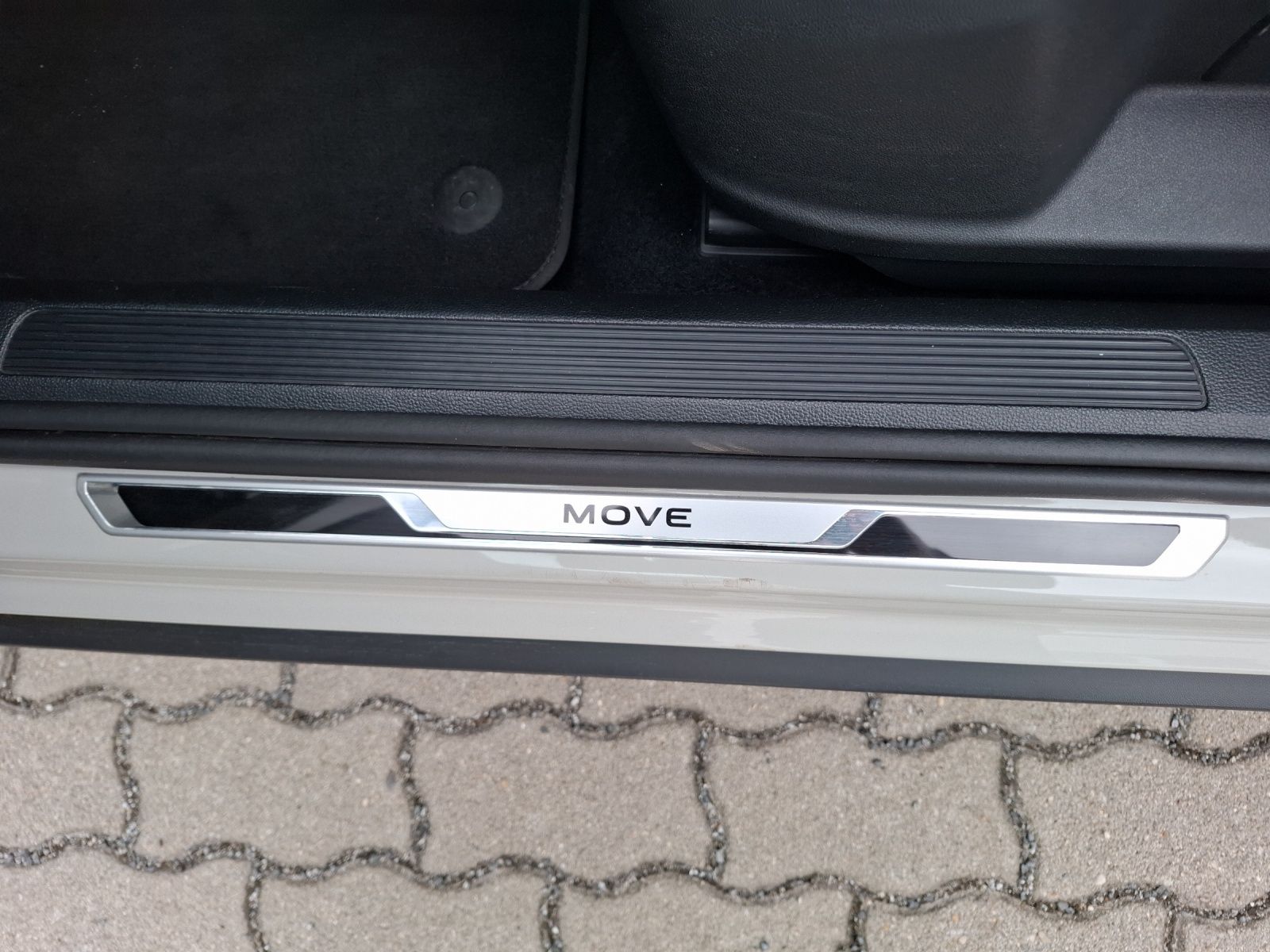 Fahrzeugabbildung Volkswagen T-Roc Move Matrix Navi AID ACC RFK SH LM