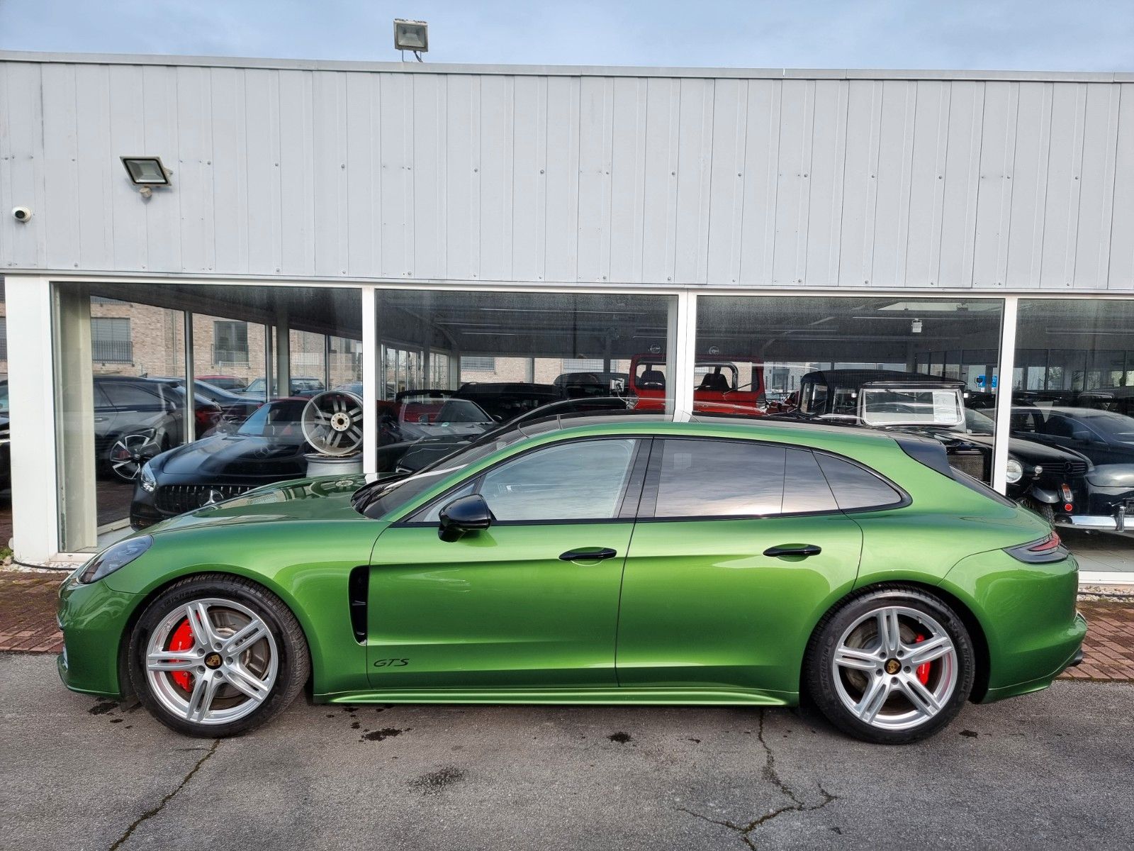 Fahrzeugabbildung Porsche Panamera Sport Turismo GTS/Mambagrün/Appr. 09/27