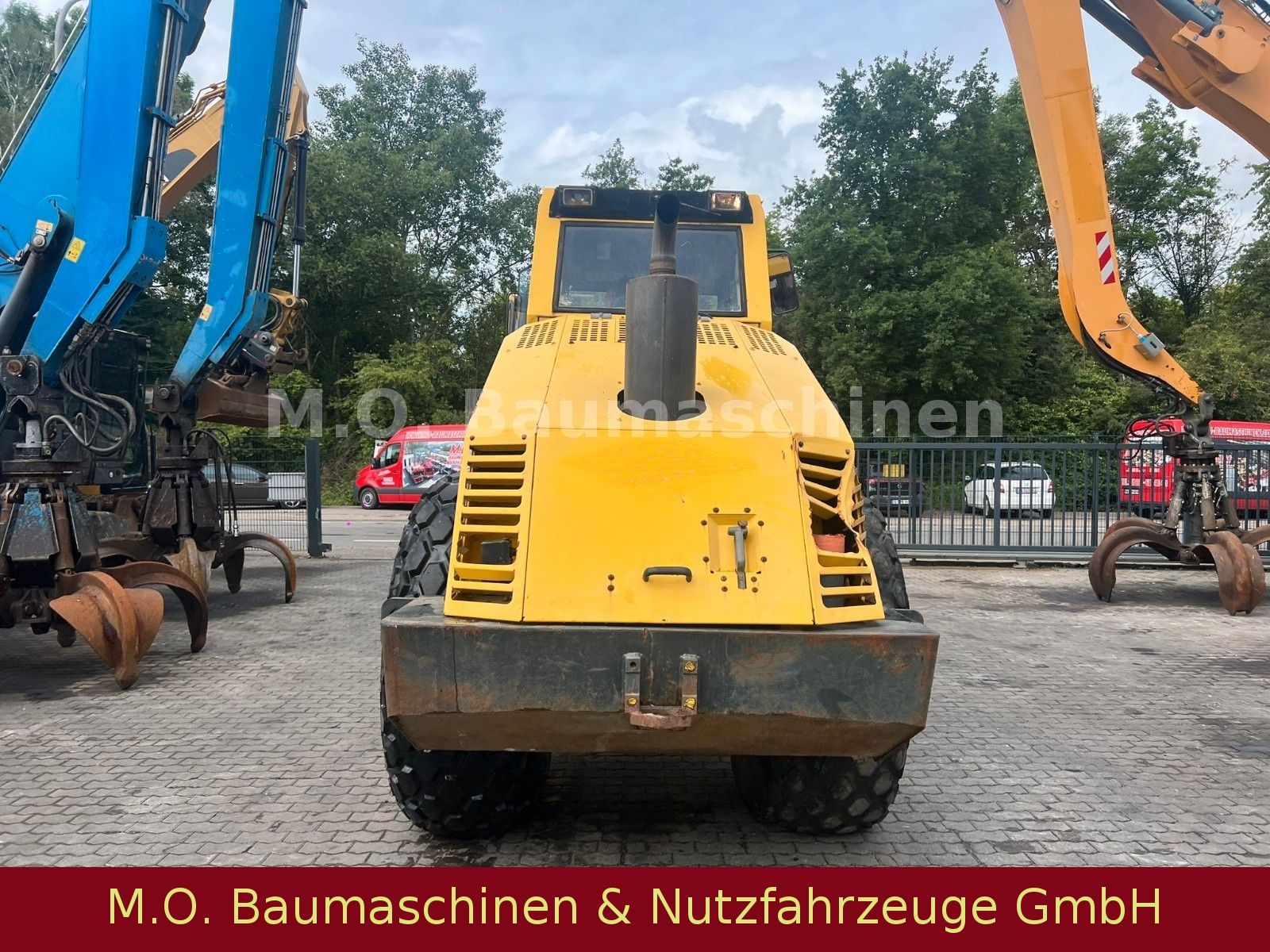 Fahrzeugabbildung BOMAG BW 214 DH-3 / 14 T / Walzenzug /