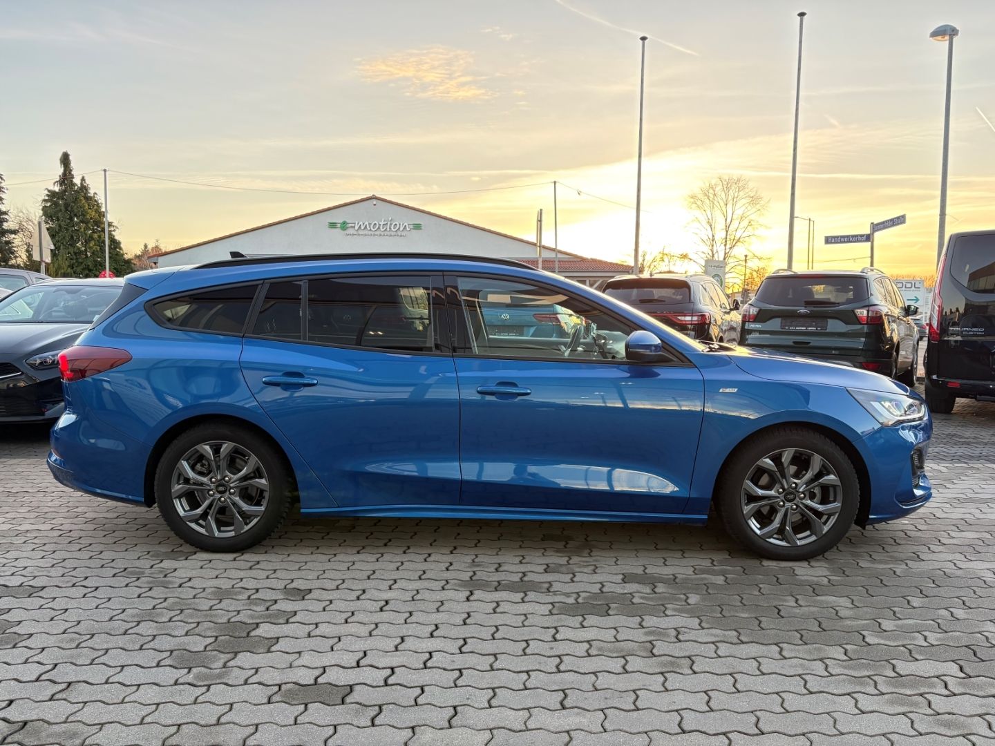 Fahrzeugabbildung Ford Focus Turnier ST-Line X MHEV AHK Kamera Navi LED