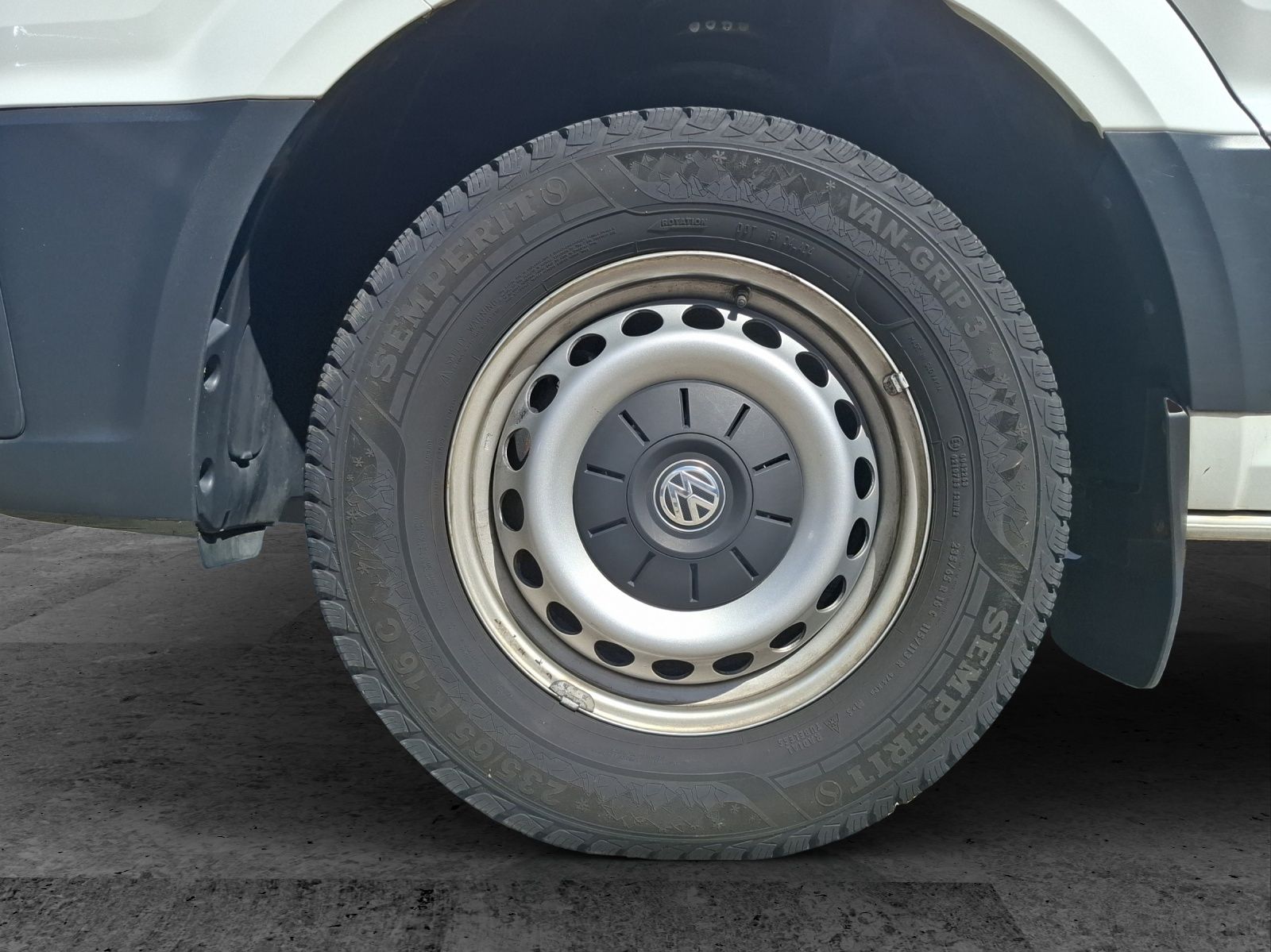 Fahrzeugabbildung Volkswagen Crafter Kombi 35 MR DSG 4Mo.8-Si Rollstuhlrampe