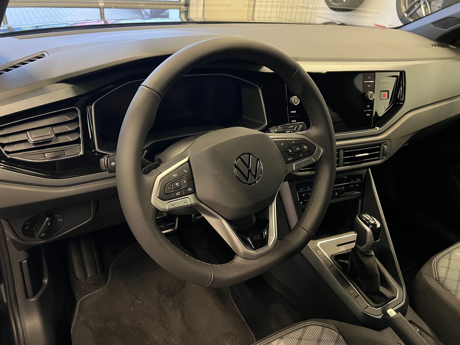 Fahrzeugabbildung Volkswagen Taigo R-Line 1.5 TSI DSG *AHK, 17"-LM, "IQ.DRIVE