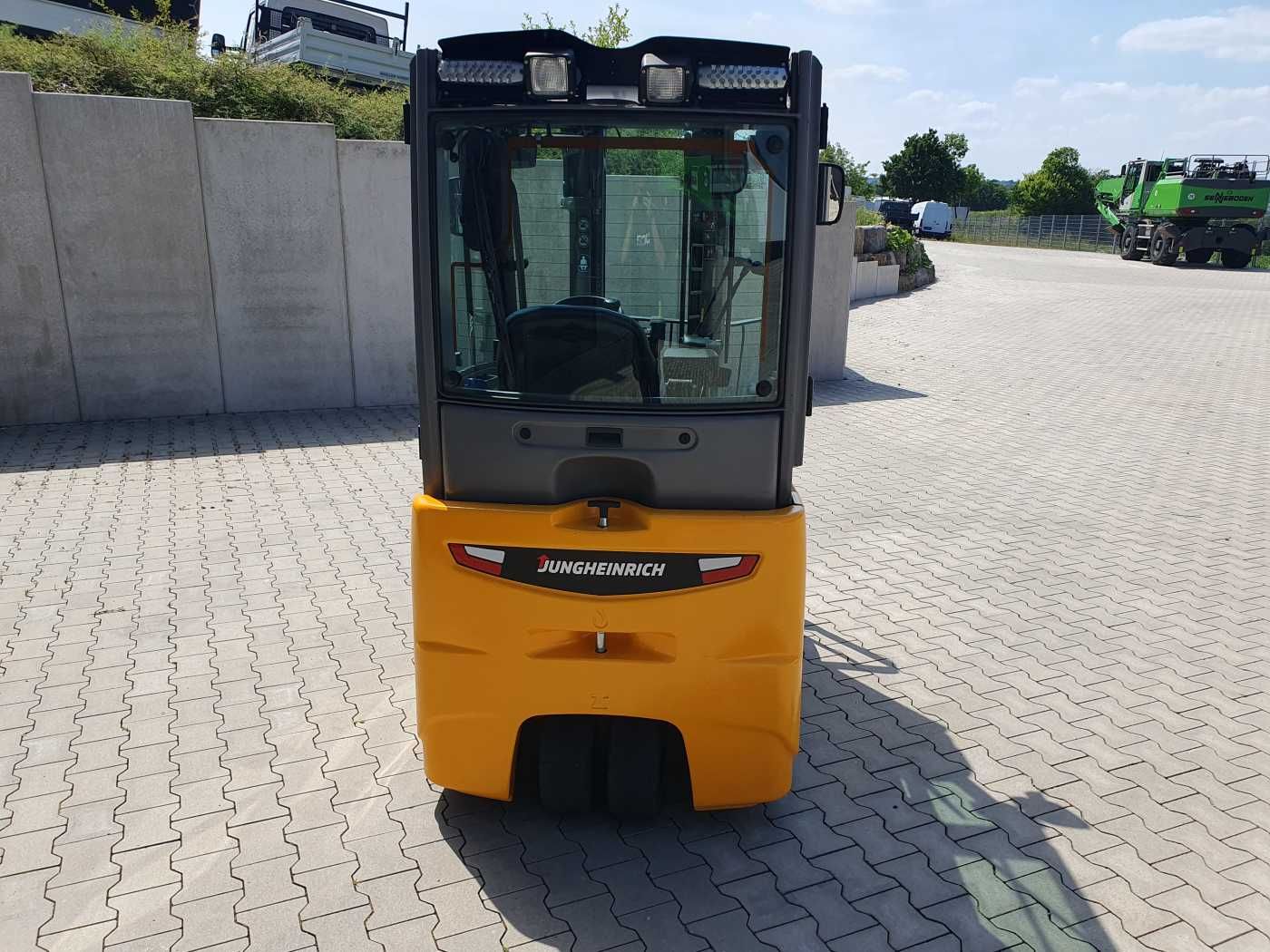 Fahrzeugabbildung Jungheinrich EFG 215 / Triplex: 4.25m! / SS /  2.472h! / 2020