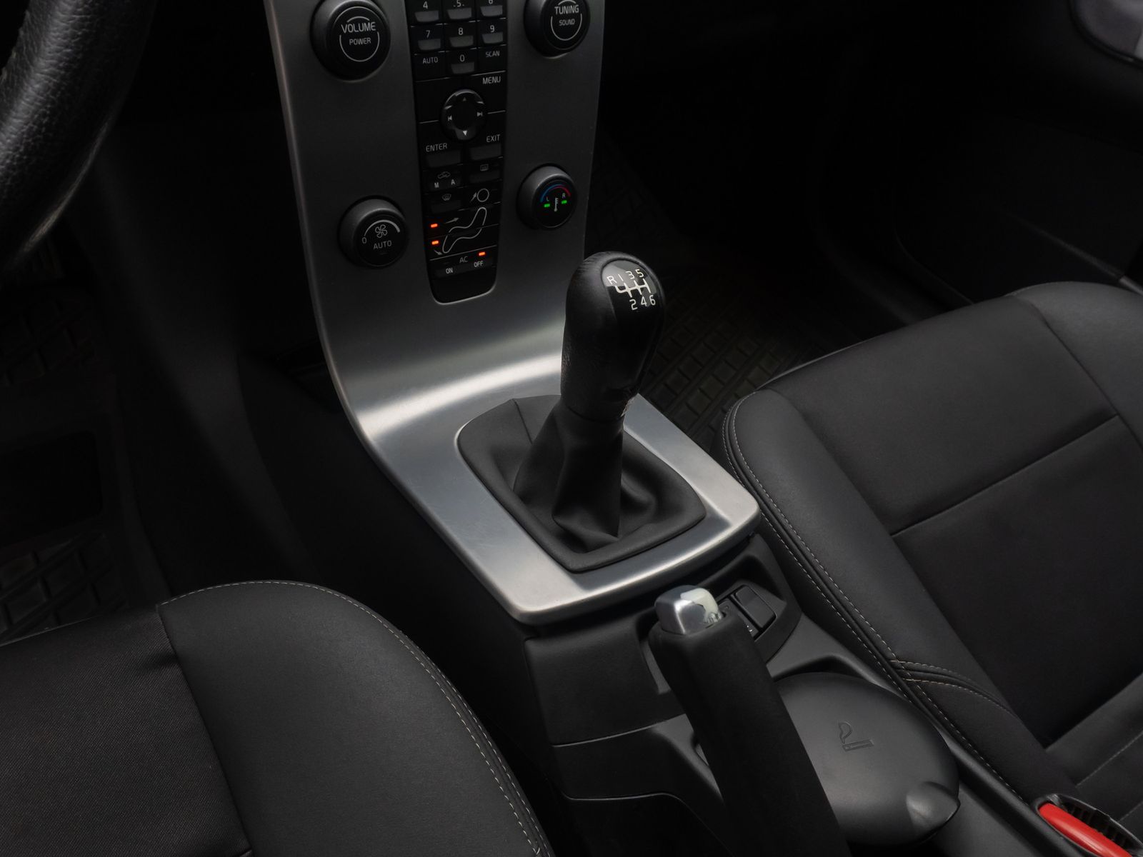 Fahrzeugabbildung Volvo V50 2.0 D Momentum BiXenon AHK HiFi Alarm Tempom