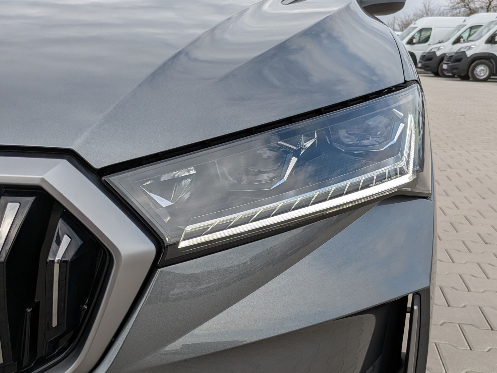 Fahrzeugabbildung SKODA Superb 2.0 TDI 4x4 Selection MATRIX*AHK*5J GAR.