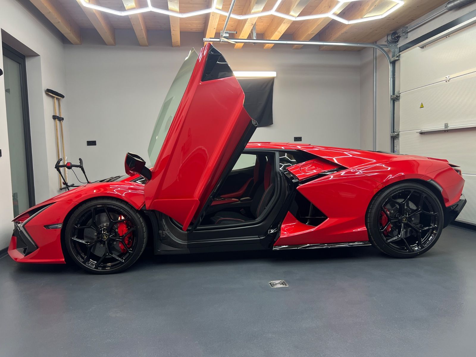 LAMBORGHINI Revuelto