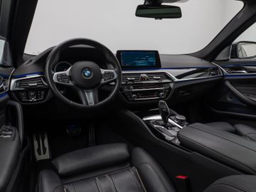 Fahrzeugabbildung BMW 540d xDr Tour HUD ACC Pano 360° Bowers & Wilkins
