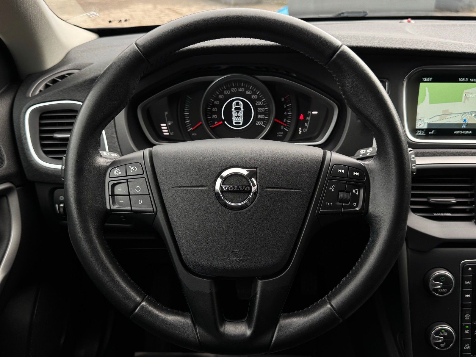 Fahrzeugabbildung Volvo V40 1.5 112kw/152ps Autom. Kam Temp Navi Sensus