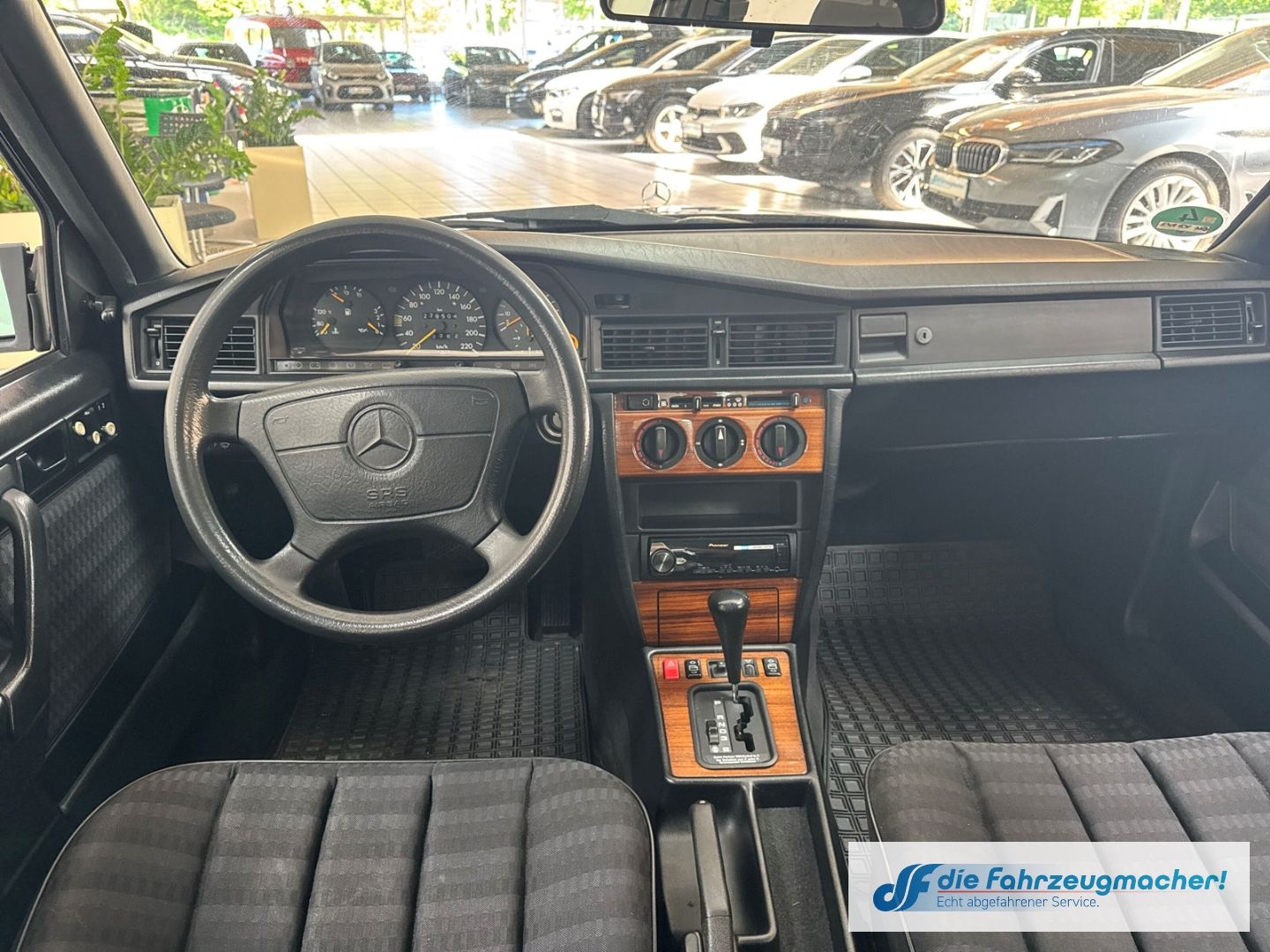 Fahrzeugabbildung Mercedes-Benz 190 Oldtimer Memory Sitze e-Sitze Klima el.SP eF