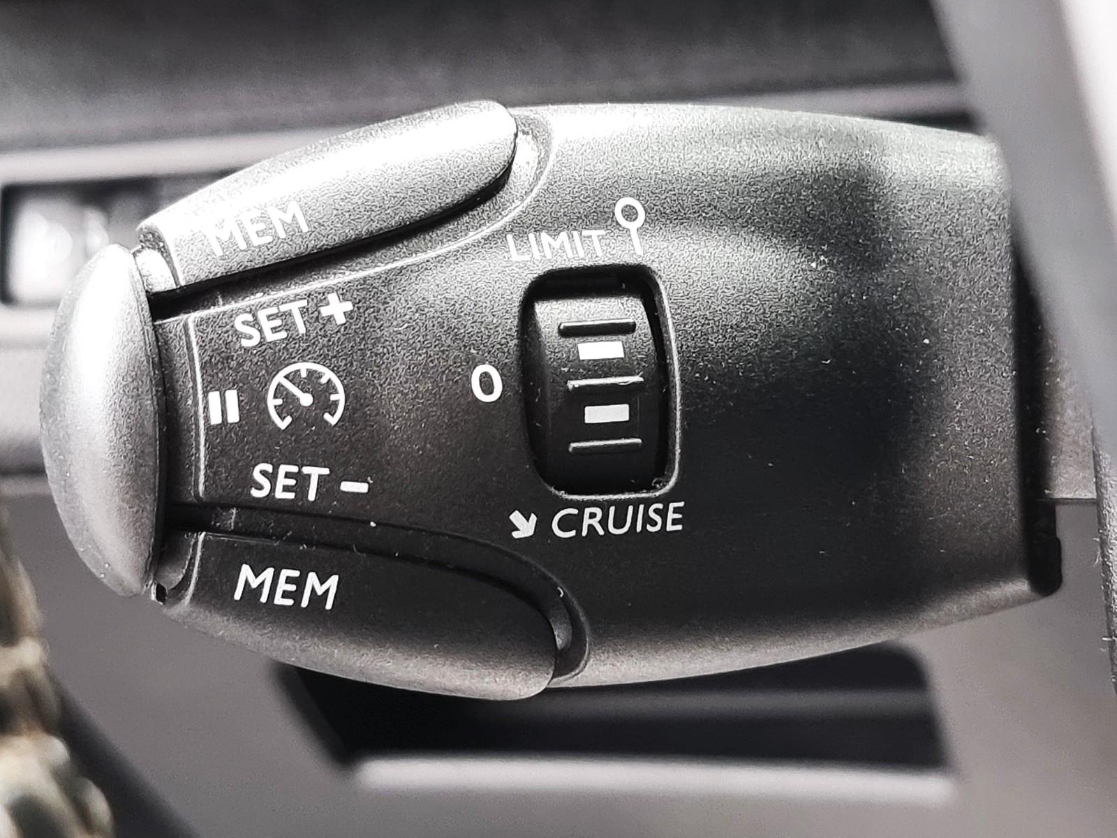 Peugeot 3008 Allure NAVI TEMP KAM SITZH PDC ACC CARPLAY