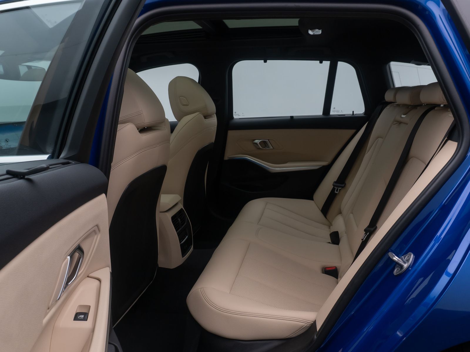 Fahrzeugabbildung BMW 330e xD  M Sport Panorama Kamera HUD DAB HiFi
