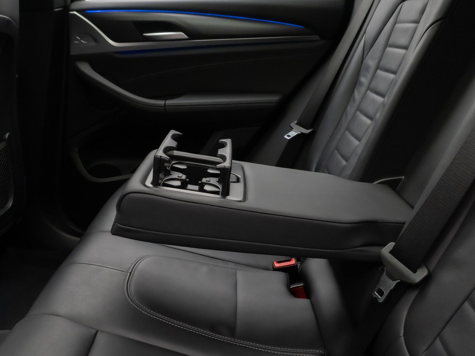 Fahrzeugabbildung BMW X3 xD20i M Sport Panorama 360°DAB HiFi Komfort