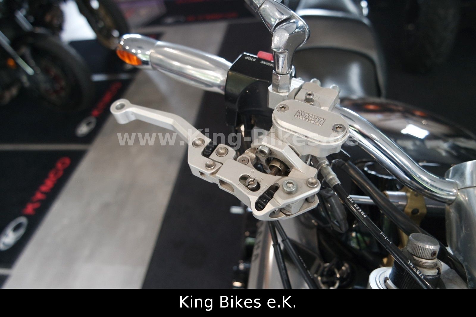 Fahrzeugabbildung Yamaha Vmax 1200 - Billet - White Power - Supertrapp