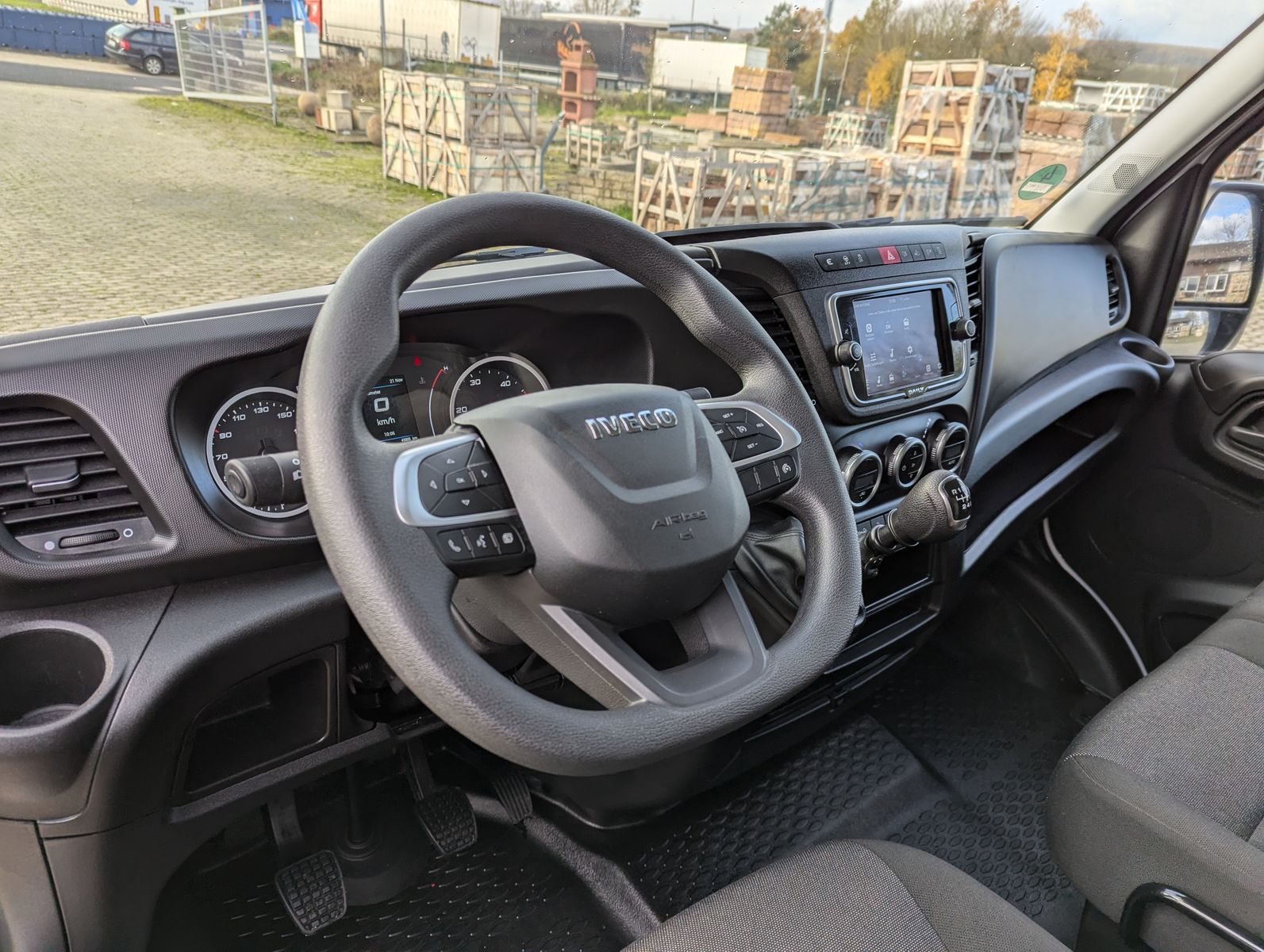 Fahrzeugabbildung Iveco Daily 35S18V4100L 3.0L Dach/Holzboden Kamera Kli