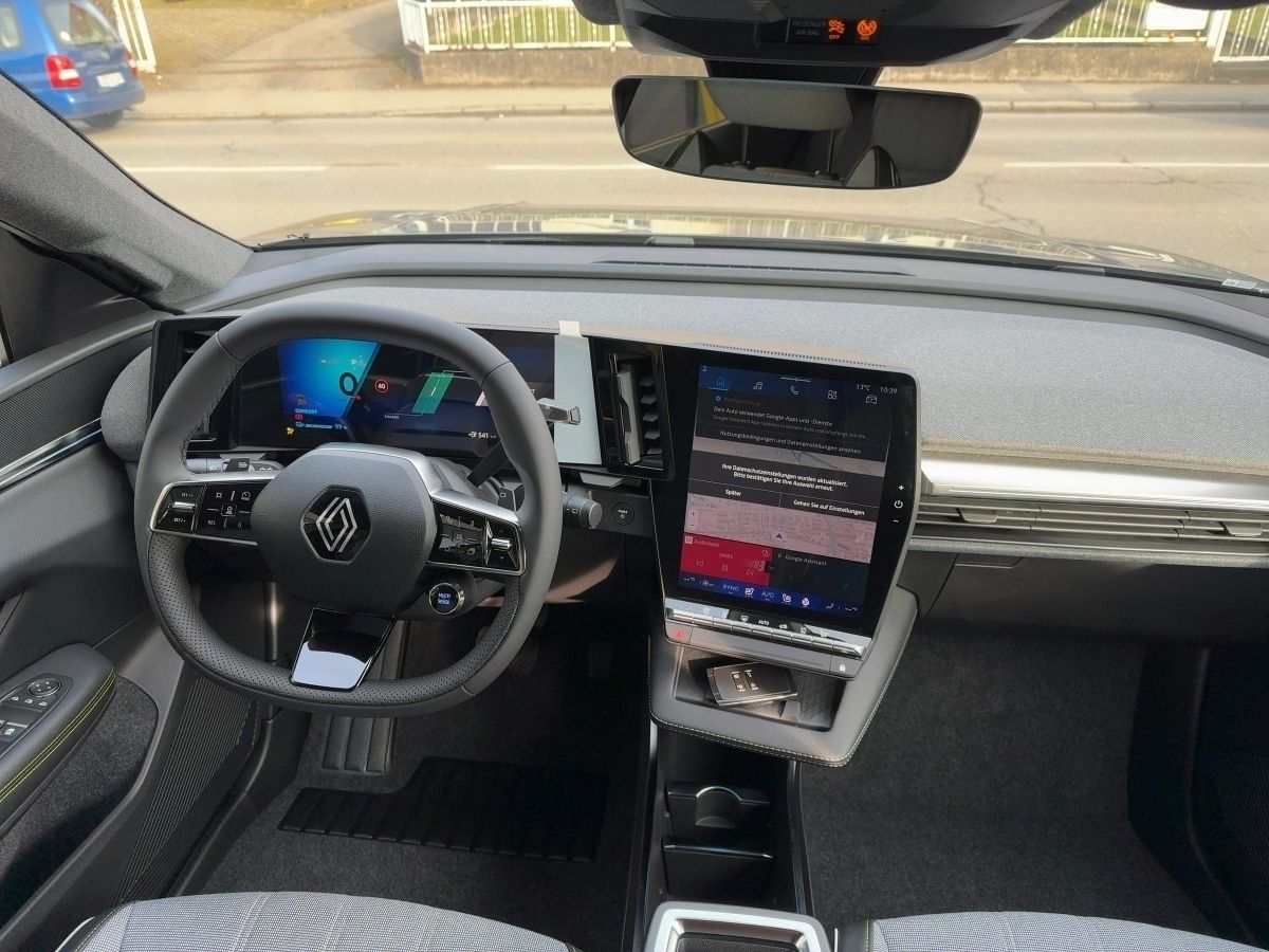 Fahrzeugabbildung Renault Scenic TECHNO E-TECH 220 LONG RANGE GJR - mit KI generiert/bearbeitet