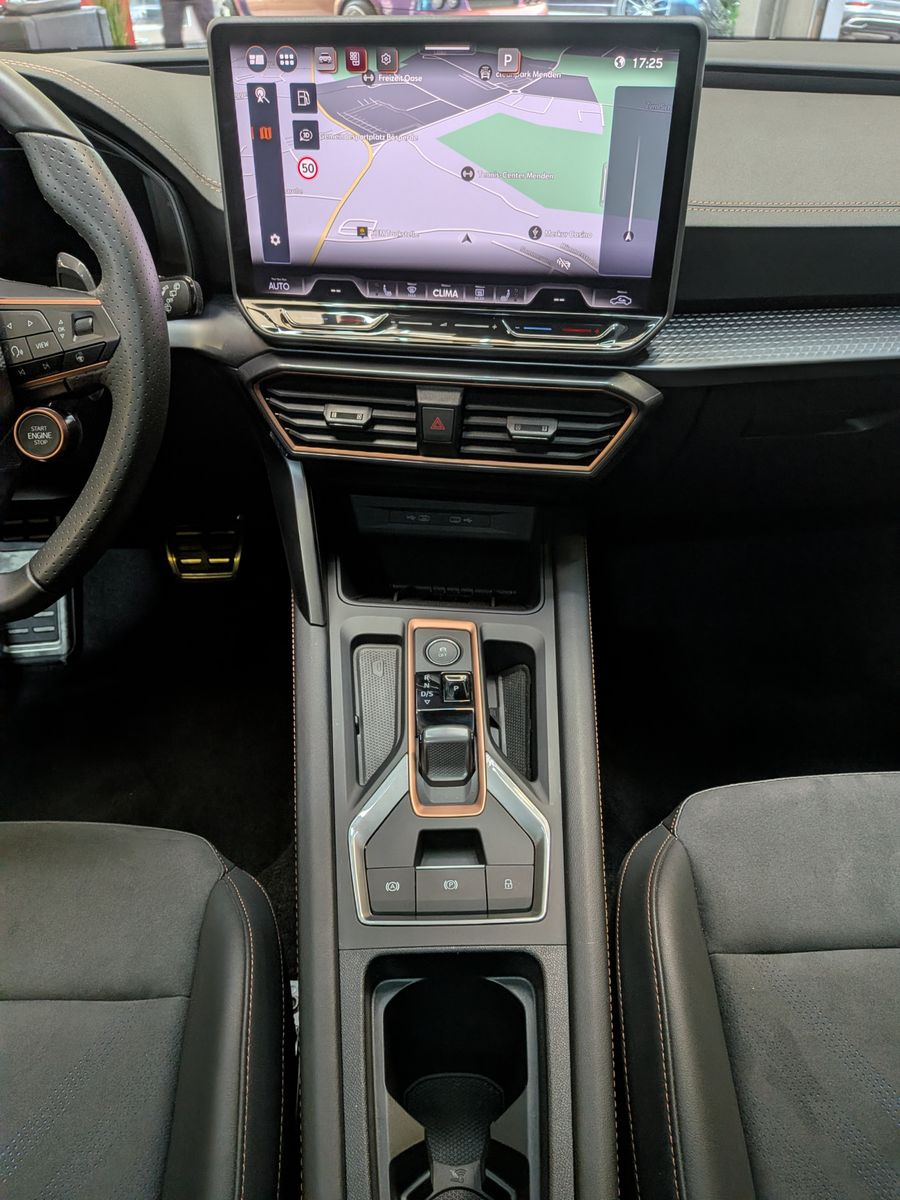 Fahrzeugabbildung CUPRA Leon 1.5 eTSI DINAMICA*MATRIX*ACC*PANO*AHK 5J-Ga