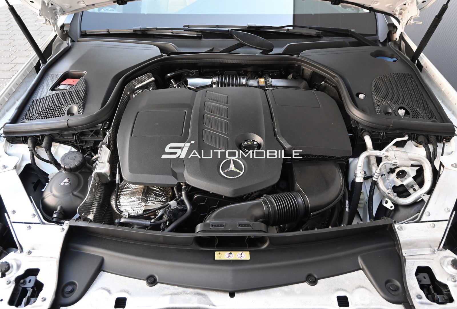 Fahrzeugabbildung Mercedes-Benz E 220 d 4MATIC Exclusive °AHK°PANO°STANDHEIZUNG°