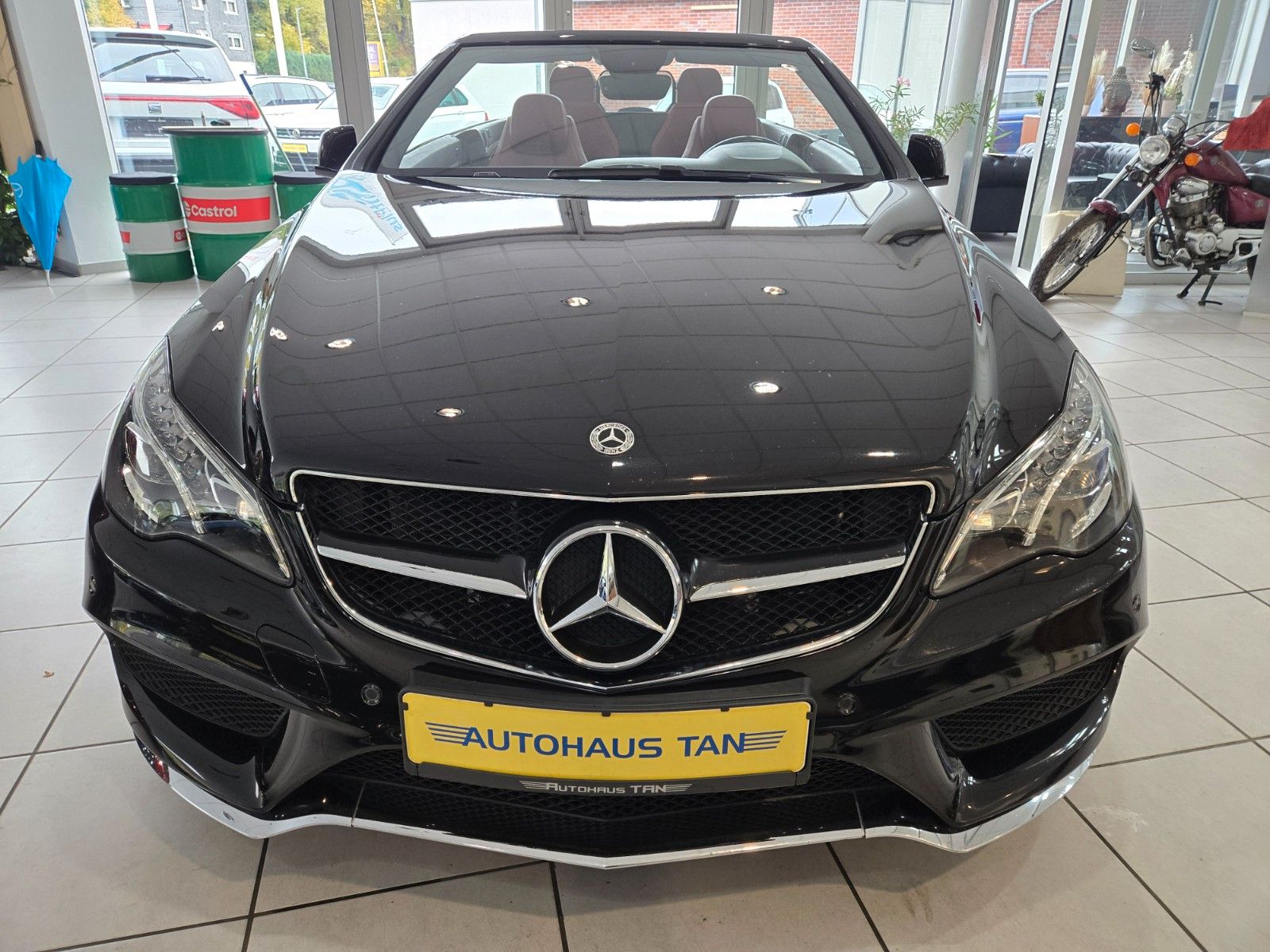 Fahrzeugabbildung Mercedes-Benz E 220 BlueEfficiency* AMG LINE * SCHWARZ / ROT *