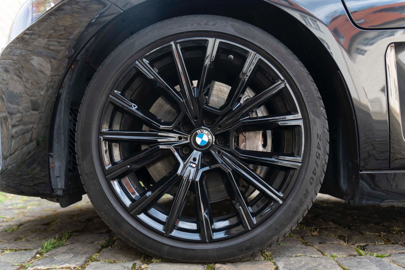 Fahrzeugabbildung BMW 745 e M SPORT H&K LASER MASSAGE PANO 360° HUD