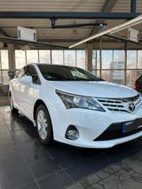 Toyota Avensis 1,8-l-Valvematic Multidrive S Life - weiße Toyota Avensis