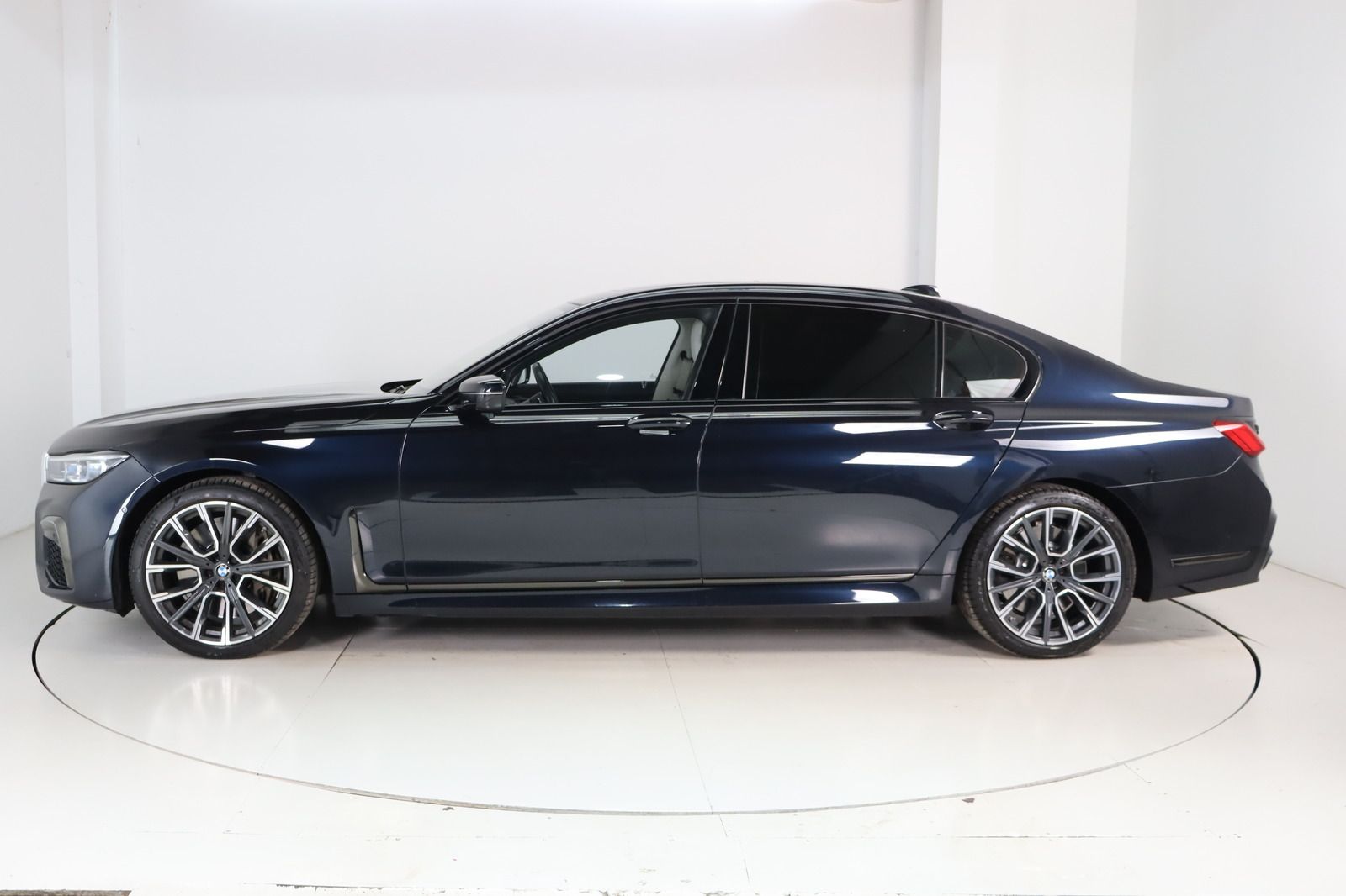 Fahrzeugabbildung BMW 750 L i xDrive M Paket Night-Vision * 4x Massage