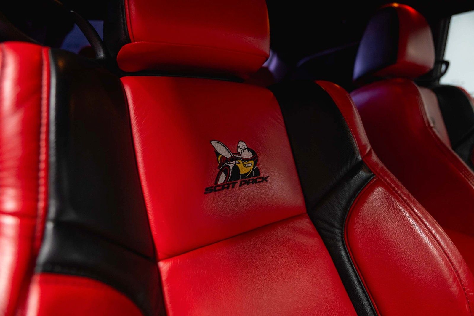 Fahrzeugabbildung Dodge Challenger 6.4 V8 SRT 392 R/T SCATPACK RED DEVIL