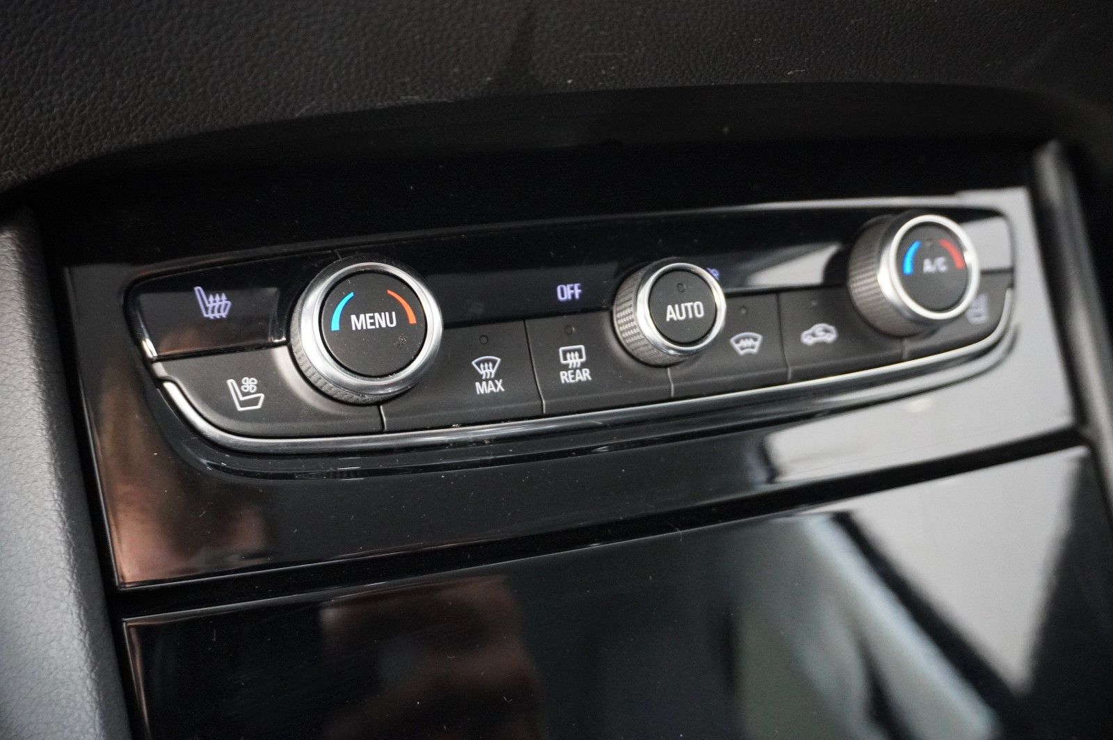 Fahrzeugabbildung Opel Grandland (X) ULTIMATE 4HYBRID NAVI/LED/360°/SHZ