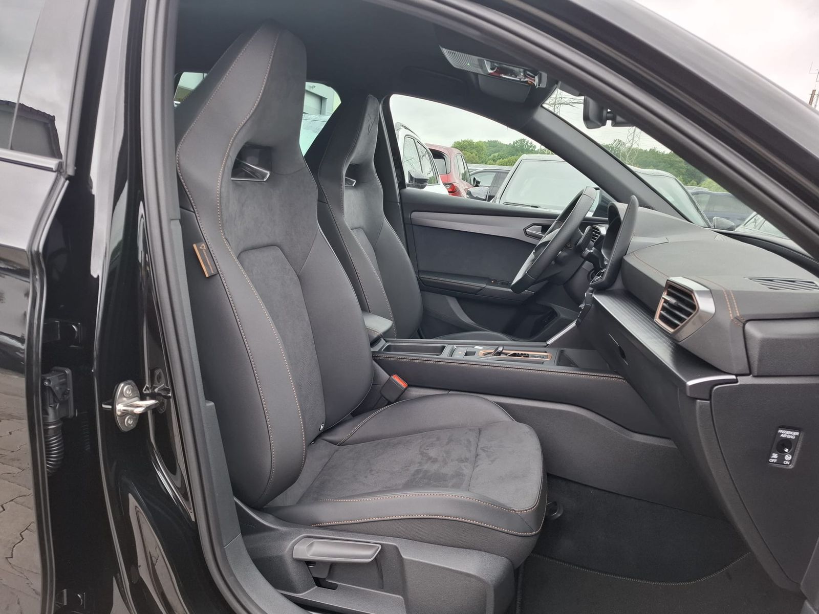 Fahrzeugabbildung CUPRA Leon 1.5 eTSI DSG AHK*DYNAMICA*EDGE*LED*5JGARAN.