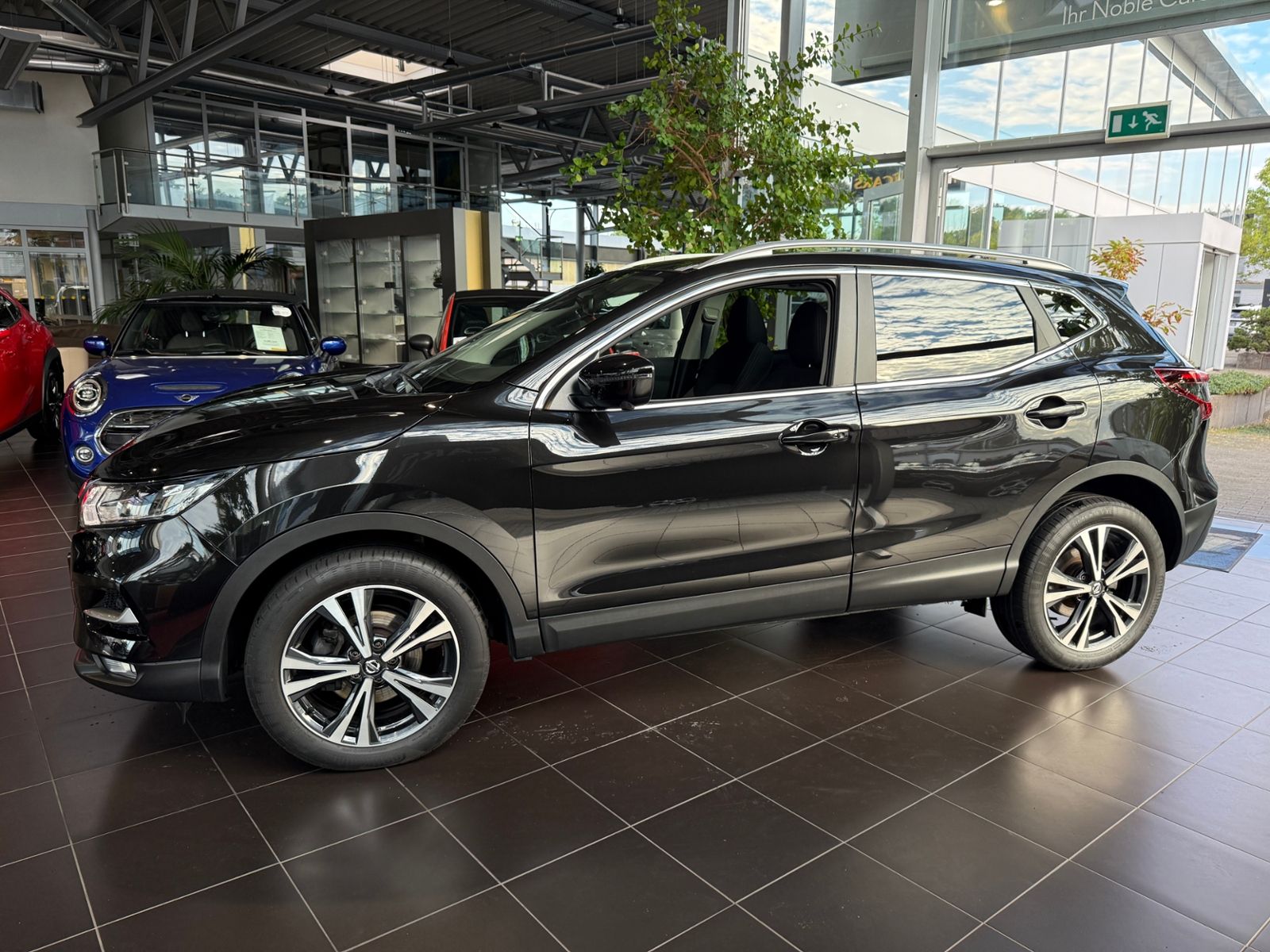 Fahrzeugabbildung Nissan Qashqai 1.3 DIG-T DCT ZAMA PANO NAV SHZ