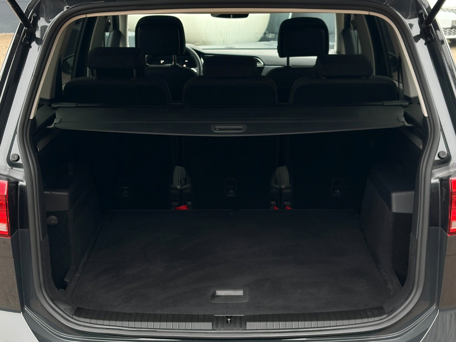 Fahrzeugabbildung Volkswagen Touran 1.5 TSI DSG Active Kamera ACC LED LHZ SHZ