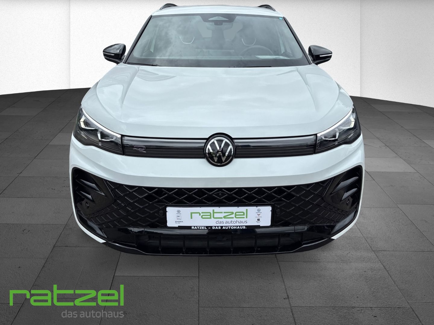Fahrzeugabbildung Volkswagen Tiguan 4Motion 2.0 TDI R-Line DSG HUD AHK Kamera