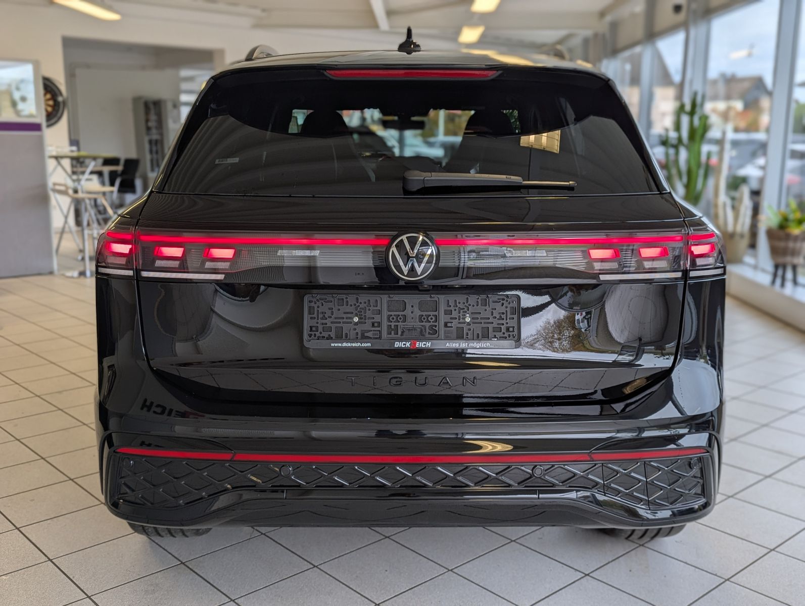 Fahrzeugabbildung Volkswagen Tiguan 2.0TDI R-Line 4M Pano Black Matrix AHK 20