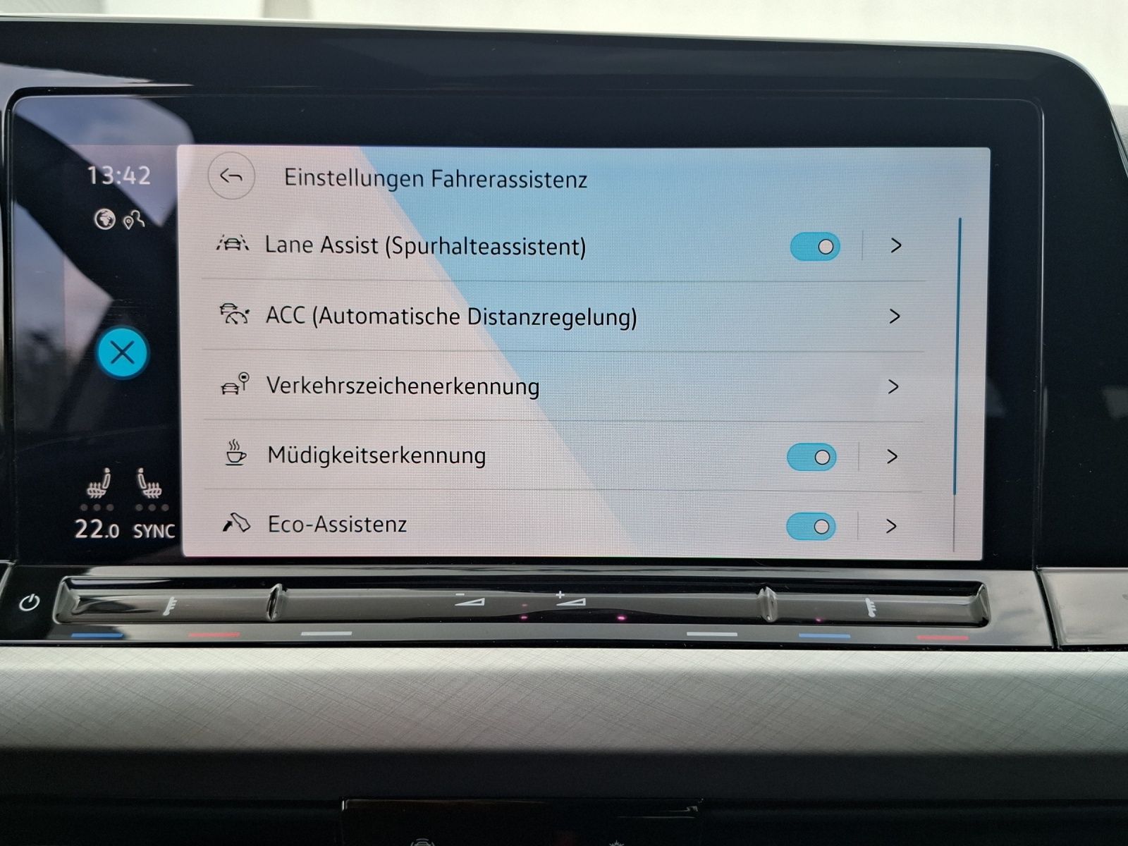 Fahrzeugabbildung Volkswagen Golf VIII TSI Life LED AHK STHZ ACC Navi Pano AI